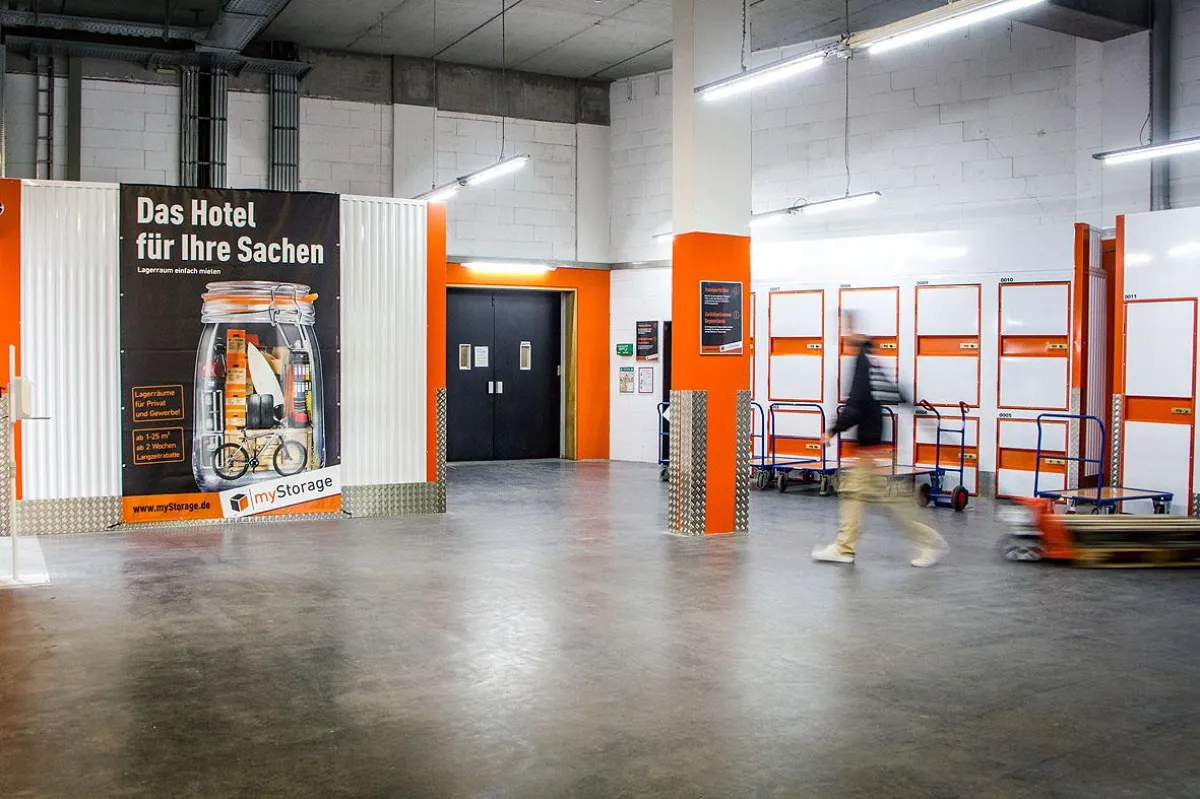 Es ist sauber, trocken und klimatisiert. Für alles ist der passende Lagerplatz verfügbar.