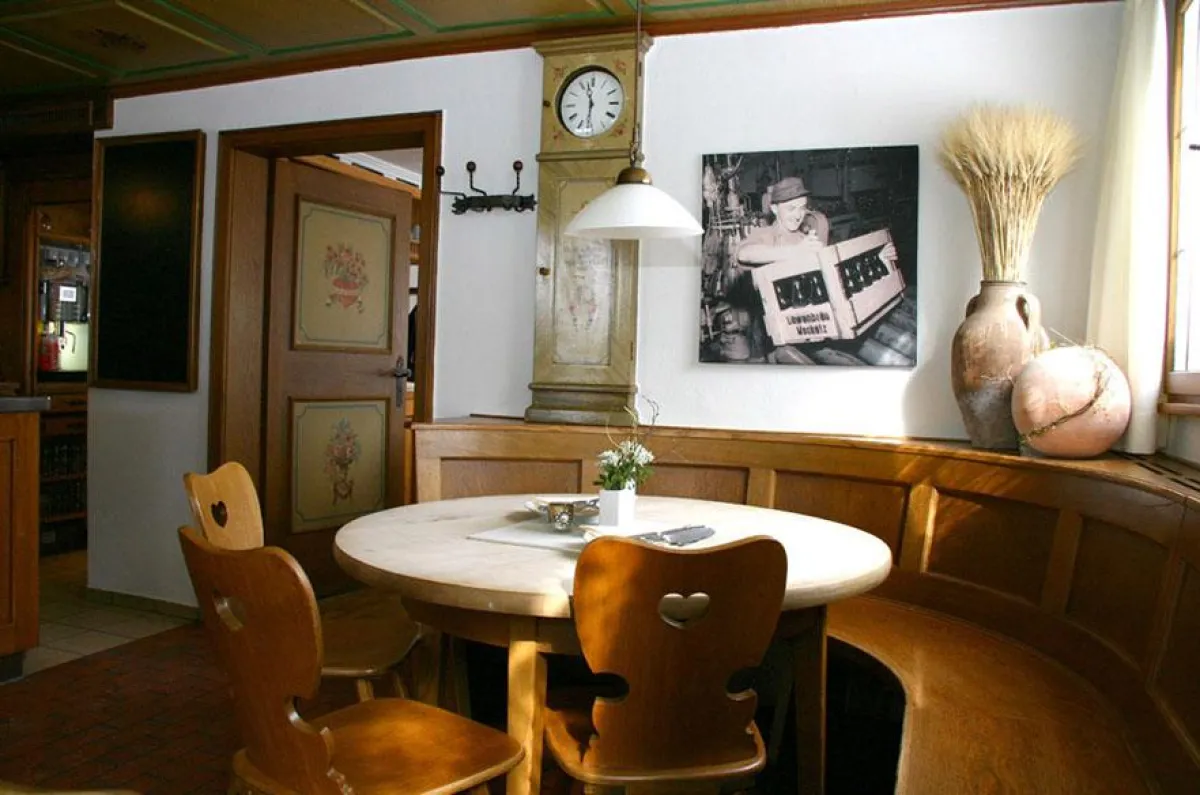 Die gemütliche Brauerstube erinnert mit großformatigen Fotos an ehema-lige Zeiten in der Brauerei.