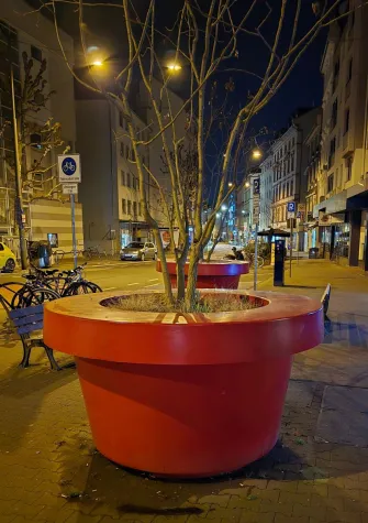 Bild: Frankfurt.Trash räumt auf: Der Oeder Weg wird sauber und schöner. Und viele Bürger helfen auch schon mit.