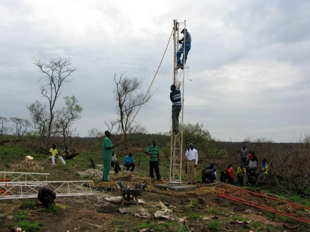 Beim Aufbau des 42 Meter hohen Masts packen auch die jugen Journalisten und Moderatoren mit an.