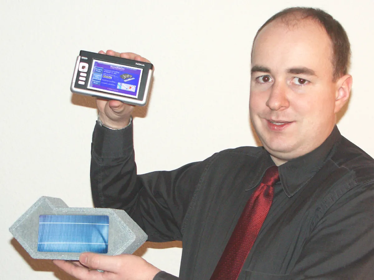 Auf dem von einem finnischen Handy-Hersteller zur Verfügung gestellten Internet-Tablett demonstrierte Projektleiter Bardo Nelgen die Funktionsweise der Software mit Daten aus Verkehrsmeldungen und ein