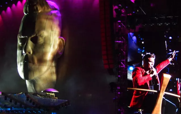 Sing when you’re winning: Siewert & Kau mit Gewinnern der Microsoft-Bonusaktion bei Robbie Williams in London Bild: Sing when you’re winning: Siewert & Kau mit Gewinnern der Microsoft-Bonusaktion bei Robbie Williams in London