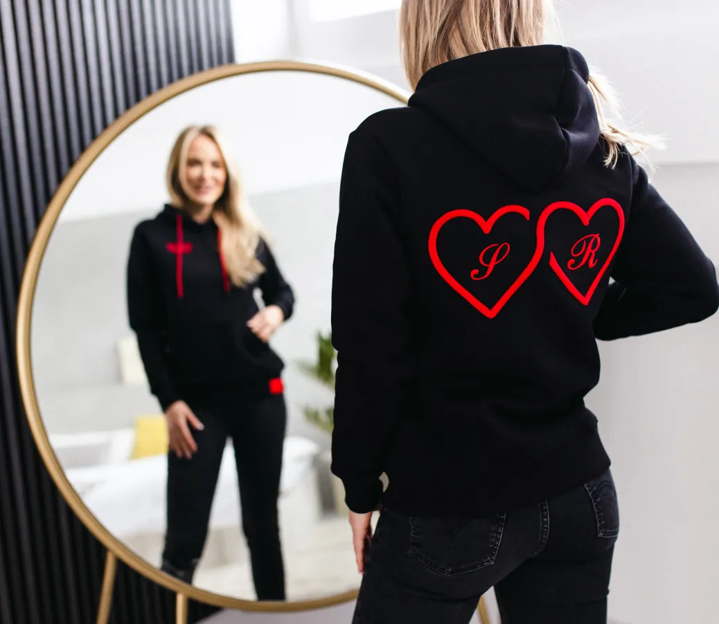 Hoodie mit dem INFINITYLOVE Symbol der unendlichen Liebe, mit Initialen (© BOS FOOD GmbH)