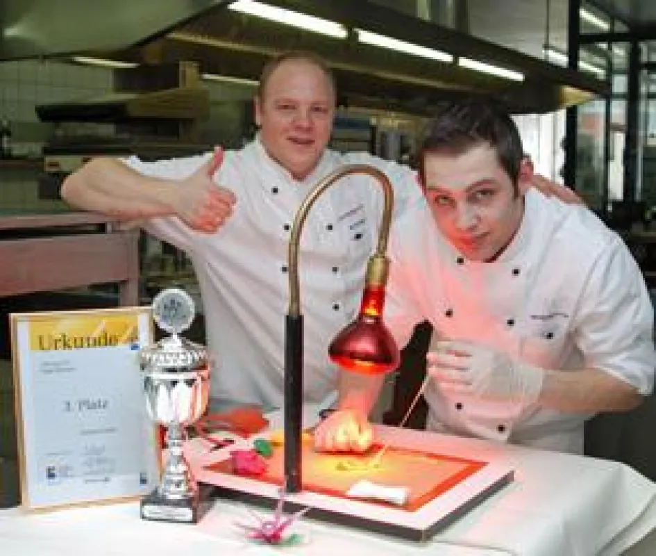 Marcus Danner (l.), Küchenchef des Hotels Mondial am Dom Cologne ist stolz auf seinen Patissier Johannes Funtsch (r.)