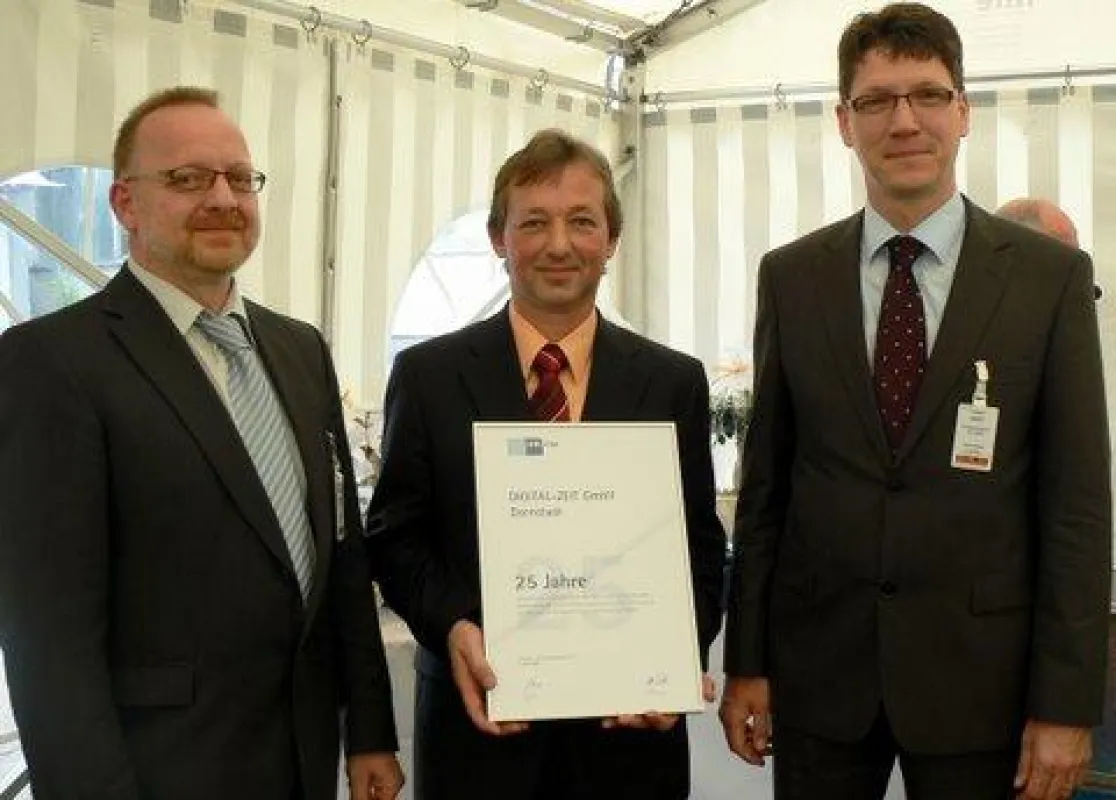Wolfgang Volz, Geschäftsführer der Digital-Zeit GmbH (mi.) mit Dornstadts Bürgermeister Rainer Braig (re.) und Nikolaus Hertle von der IHK Ulm.