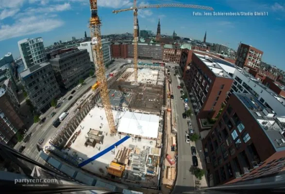 Bild: Sektempfang in der Baugrube