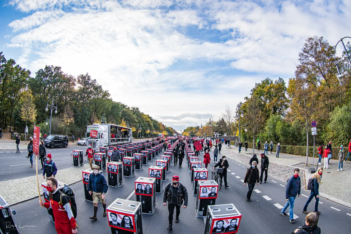 Cold Cases: Alarmstufe Rot demonstriert mit Flightcases am 28.10.2020 in Berlin