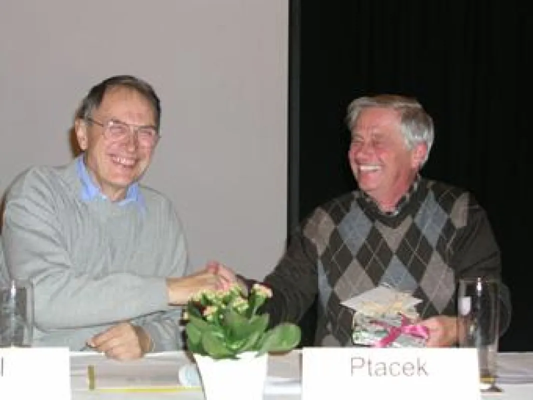 Albert Hartl, Vorsitzender der ADG (links), dankt dem langjährigen Schriftführer, Herrn Helmut Ptacek, auf der Mitgliederversammlung 2009.