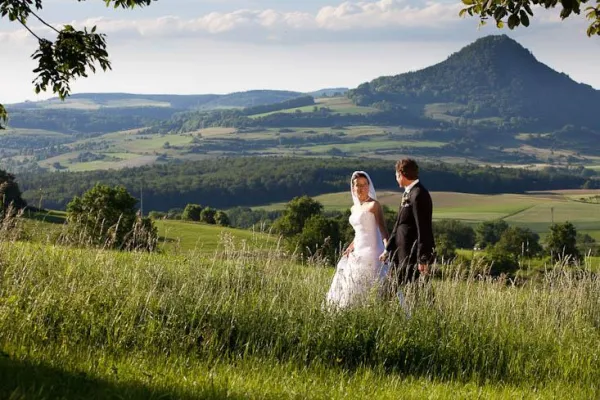 Bild: Schweizer Brautpaare erleben in Deutschland auf Schloss Weiterdingen ihre Traumhochzeit
