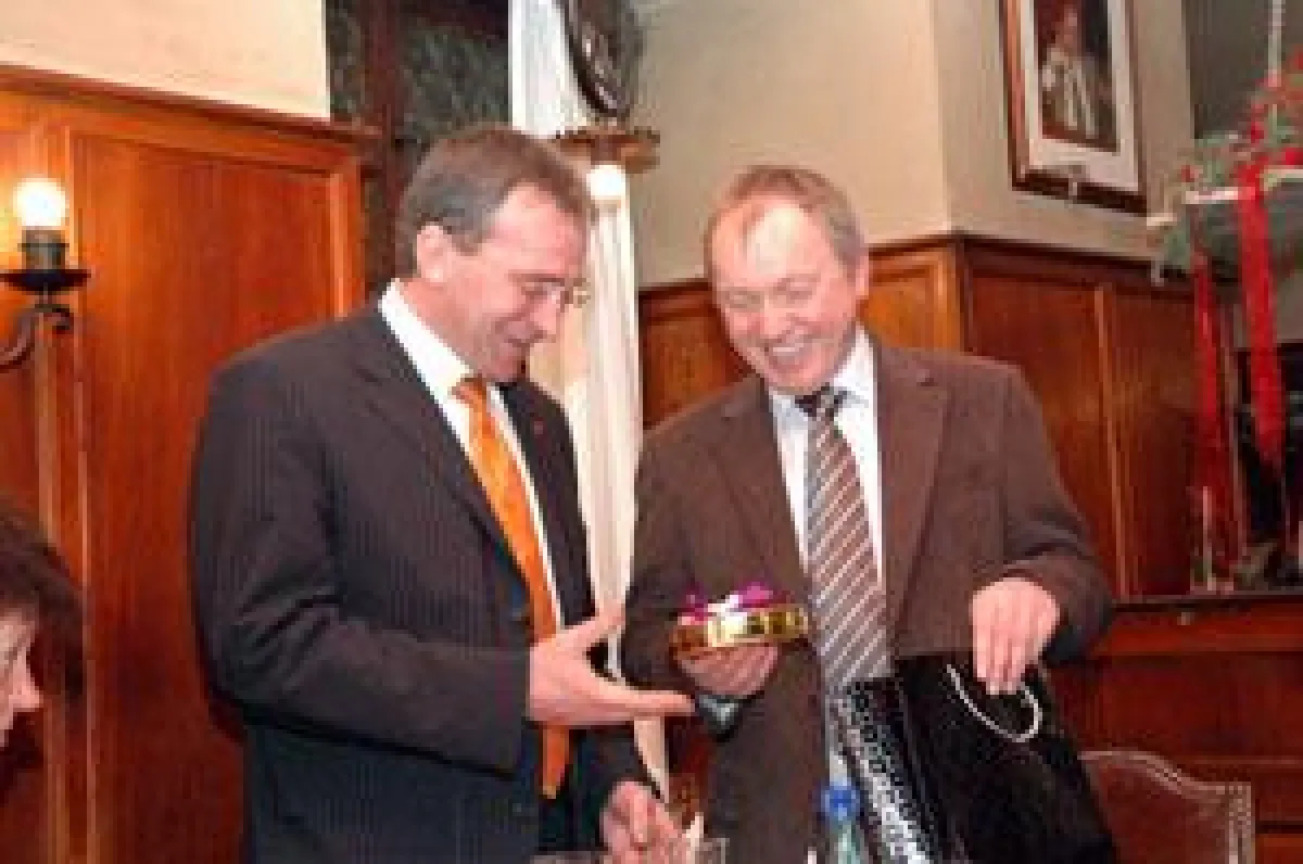 MdB Paul Lehrieder (links) erhält ein Geschenk von Eduard Hartmann