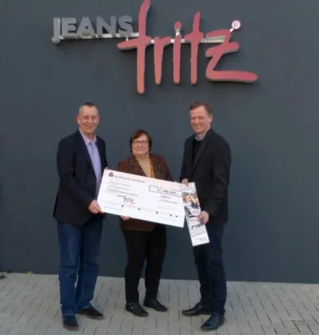 Bild: JEANS FRITZ unterstützt den Deutschen Kinderschutzbund - bisher über 2,3 Mio Euro gespendet