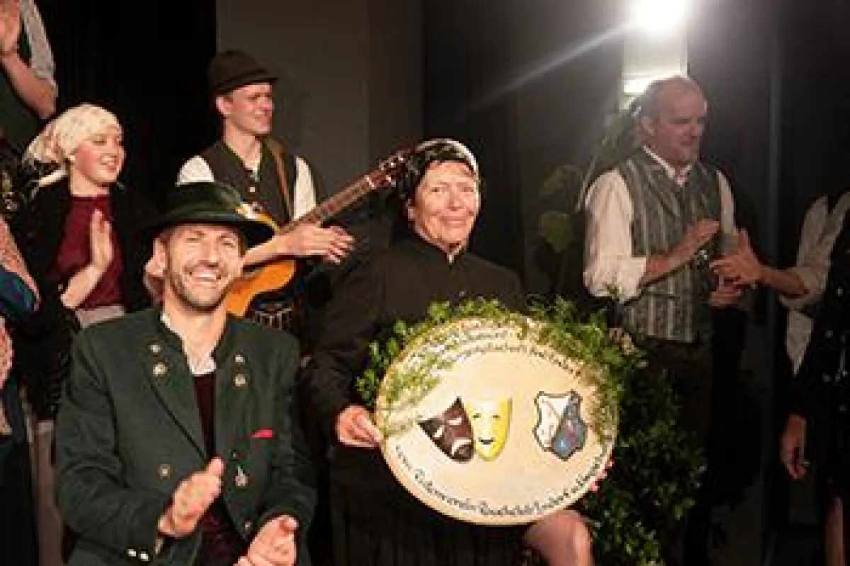 Spielleiterin Annemarie Ramoser im Kreis ihrer Mitspieler