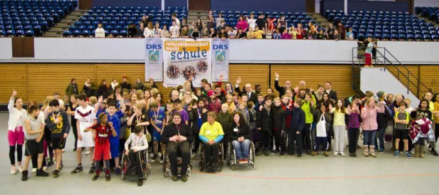 Bild: 350 Schüler und Lehrer beim inklusiven Rollstuhl-Sporttag in Hamburg
