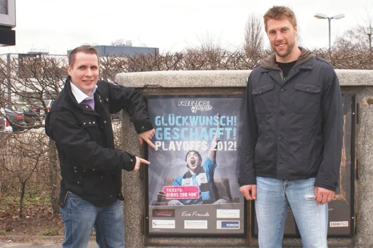 Bild: Posteraktion mit den Freezers' Friends zum Playoffeinzug der Hamburg Freezers