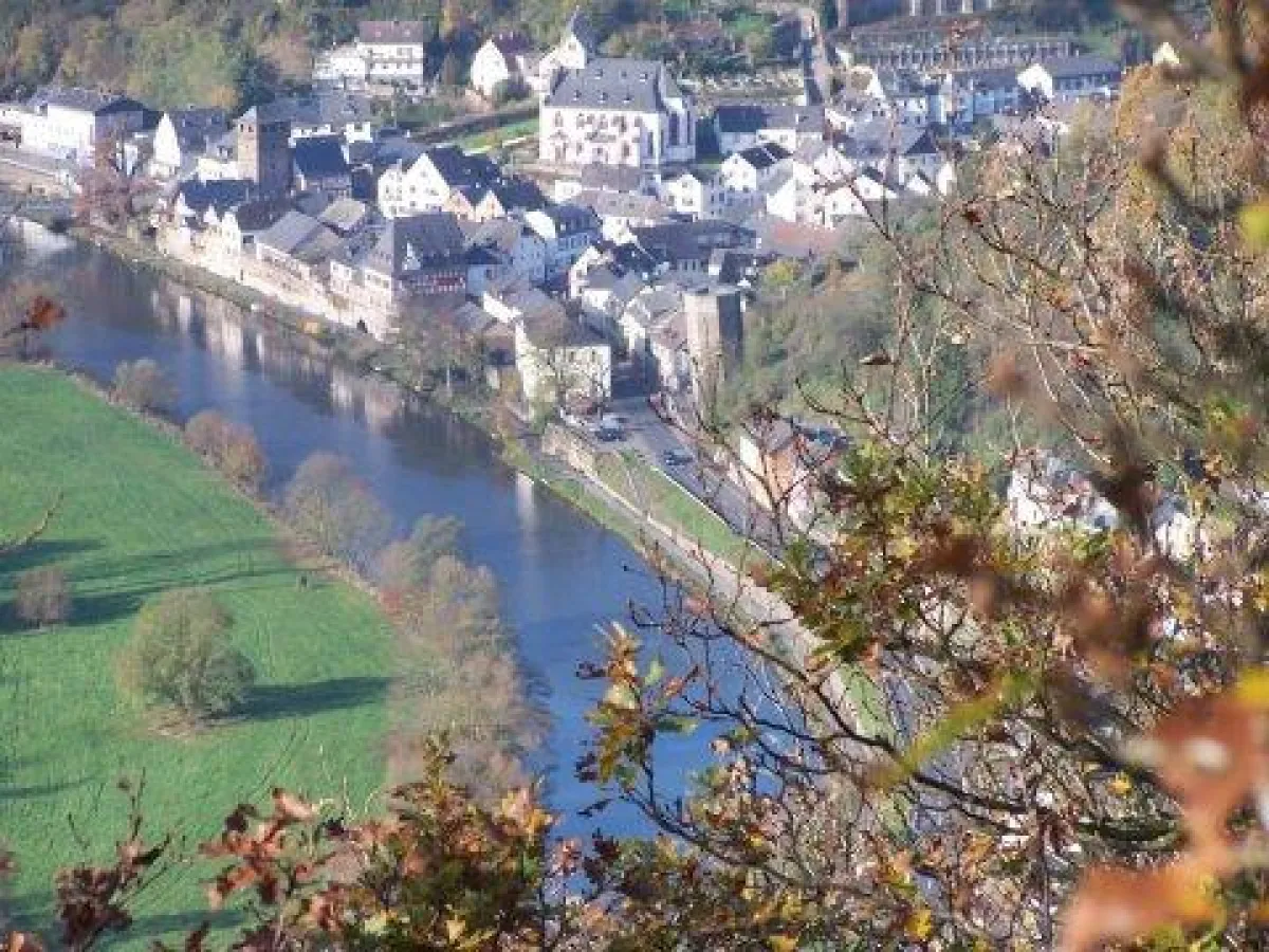 Blick vom Lahnhöhenweg auf Nassau im Lahntal (c) www.ich-geh-wandern.de