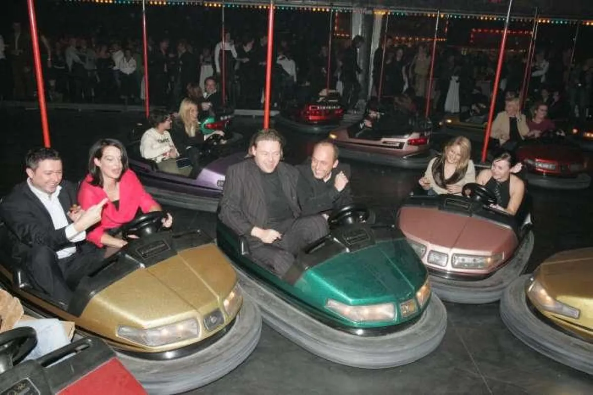 Bei der AdNight 2004 wurde im Autodrom kreativstes Fahrkönnen gezeigt. (Foto: Arno Meusburger)