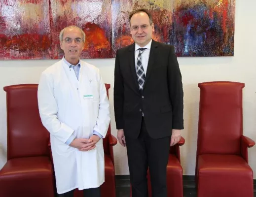 Bild: Landrat Oliver Quilling informiert sich in der Emma Klinik über die neue Sterilisationsabteilung