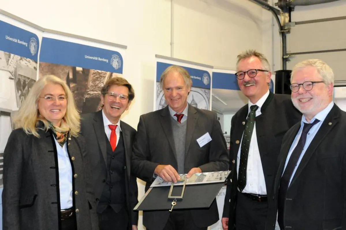 Bei der Schlüsselübergabe (v. l. n. r.): Dagmar Steuer-Flieser, Jürgen König, Rainer Drewello, Peter Müller und Godehard Ruppert. (Gertraud Gerner)