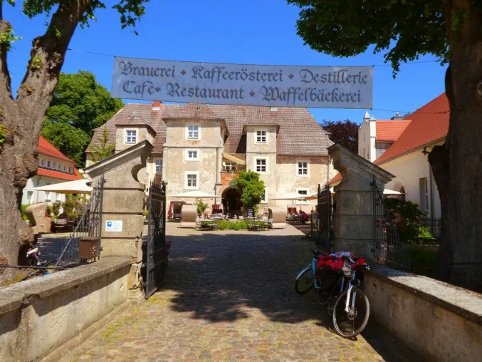 Bild: Traditionelles Osterbuffet und mehr genießen auf Usedom im Wasserschloss Mellenthin