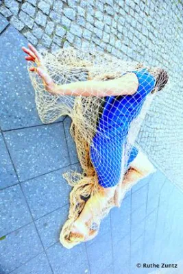 Bild: Festgefahren Im Pullover Bitte wenden - Drei Soli der MS Schrittmacher und der Cie Efrat Stempler