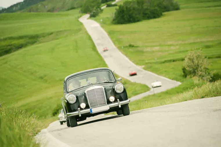 Bild: Mit dem Oldtimer unterwegs – aber sicher!