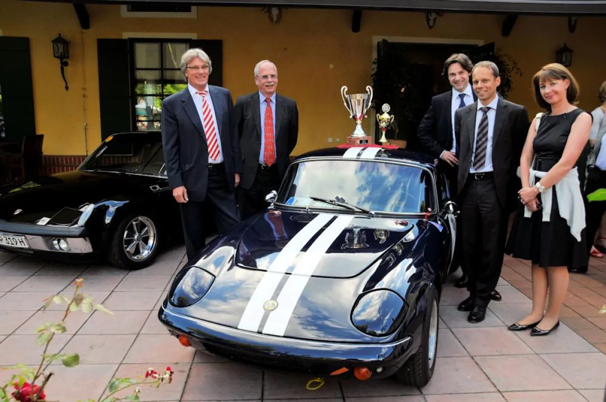 Die Referenten sowie ein Spalier von Oldtimern vor dem Forsthaus Wörnbrunn