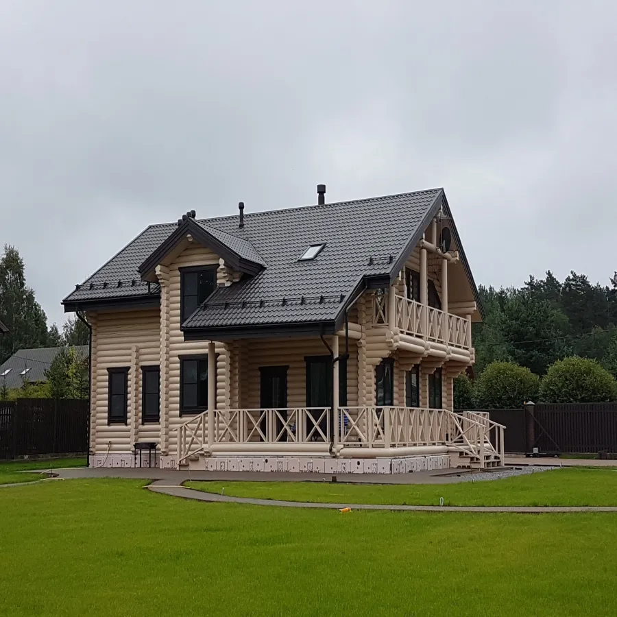 Rundbohlen Blockhaus mit Stärke 230 mm (© Blockhouse Land)