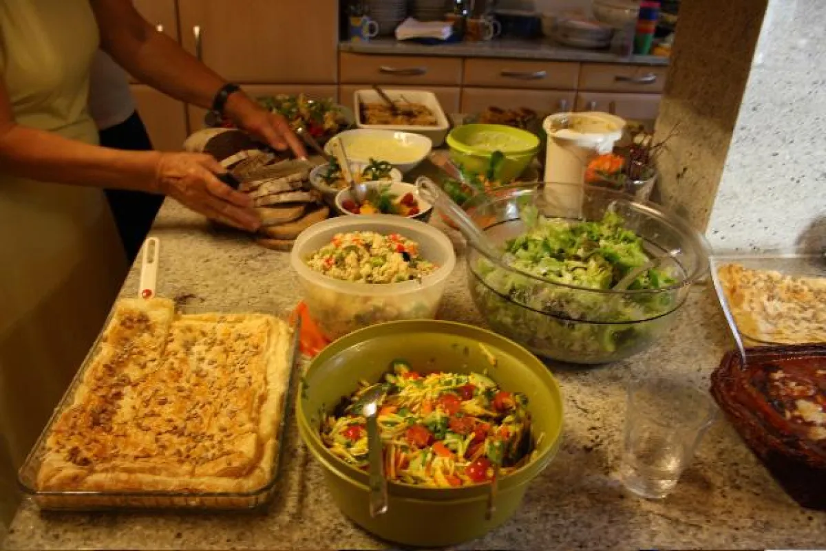Klimafreundliche und kostengünstige Köstlichkeiten auf dem Buffet der zehn Wieslocher Familien vom Projekt „10 machen Ernst“.