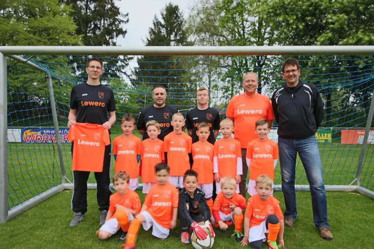 Bild: Lewero GmbH sponsert Spielerausstattung des SV Victoria Heldenbergen