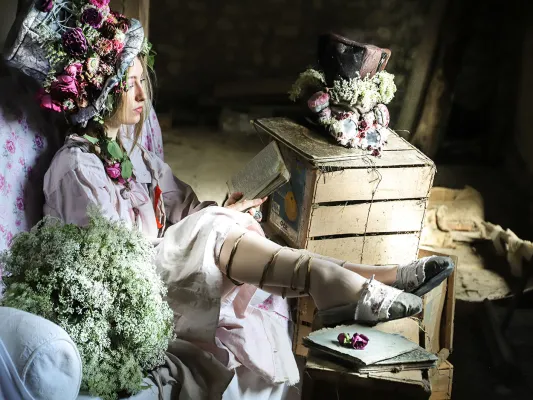 Bild: Annette Habicht kreiert Schuhe aus zerrissenen Leinenstücken aus den Kleiderschränken von Ur-0ma.