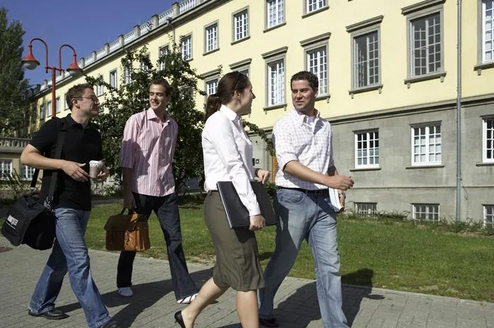 Bild: Studienfinanzierung oder - "Eine Investition in Wissen bringt immer noch die besten Zinsen"