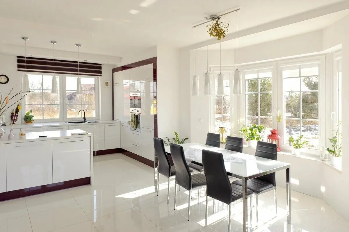 Kunststofffenster in der Küche (© FENSTERMAXX24)