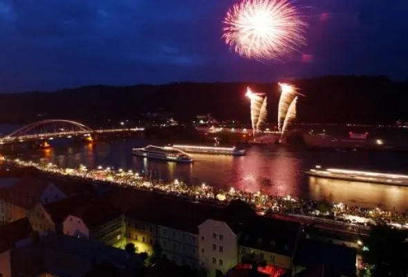 Bild: Feuerzauber im Dreivierteltakt - IBB Hotel in Passau bietet Arrangement zum Event „Donau in Flammen“ an