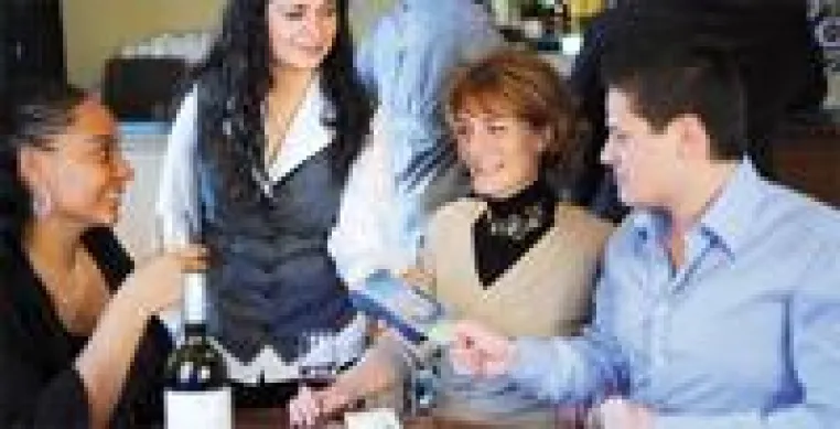 TCPOS integriert mobile Kreditkartenterminals für Zahlung direkt am Tisch Bild: TCPOS integriert mobile Kreditkartenterminals für Zahlung direkt am Tisch