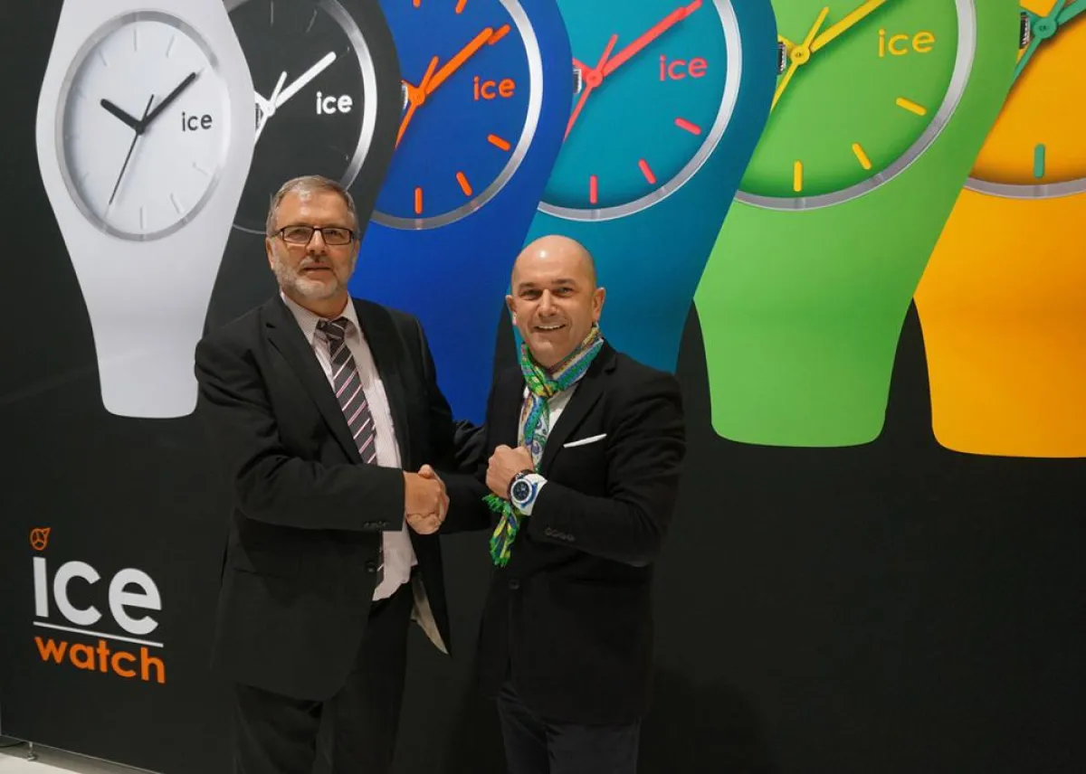 Geschäft mit Handschlag besiegelt: ICE-Watch CEO Jean-Pierre Lutgen und ODS Geschäf