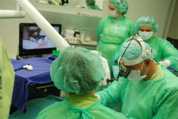 Bild: Dr. Michael Weiß demonstriert spanischen Zahnärzten eine neue Art der Implantation