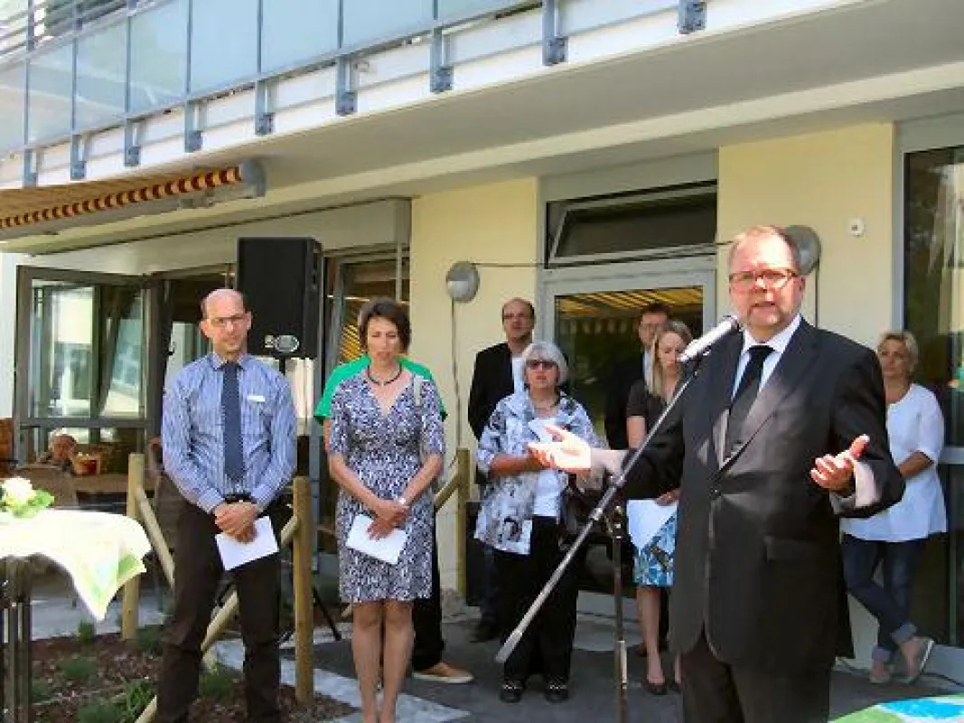 Prälat Michael H. F. Brock, Vorstand der Stiftung Liebenau, segnete das Wohnpflegeheim St. Johanna