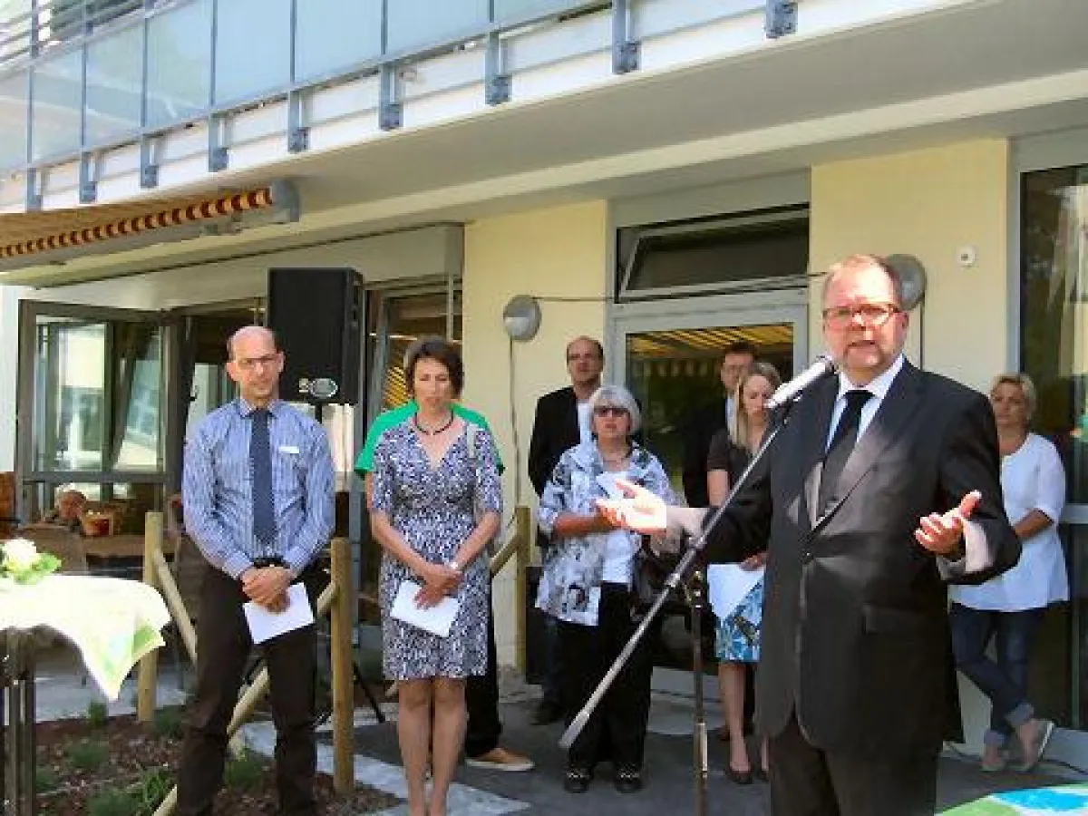 Prälat Michael H. F. Brock, Vorstand der Stiftung Liebenau, segnete das Wohnpflegeheim St. Johanna