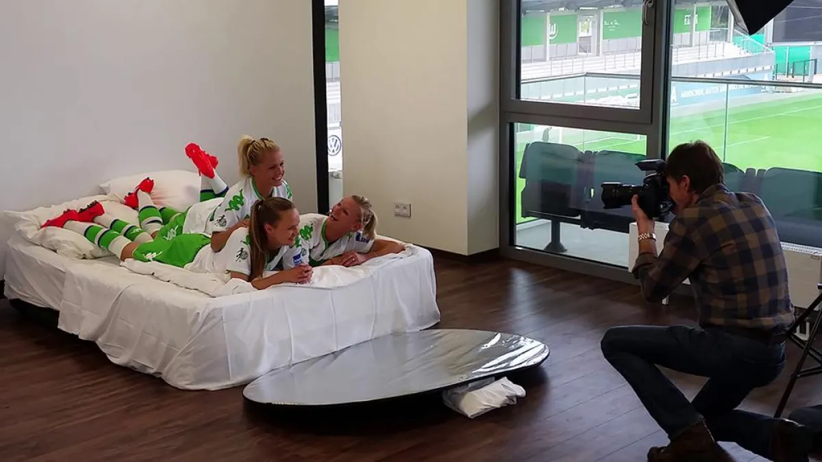 Julia Simic, Caro Hansen und Alex Popp beim Fotoshooting im VIP-Bereich des AOK-Stadions