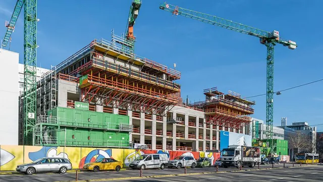 Bild: 5 m innerstädtischer Raumgewinn dank auskragender Stützbock-Bühnen