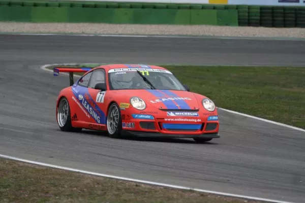 Bild: Online Leasing gibt Gas - Mit eigenem Team beim Porsche Carrera Cup 2008