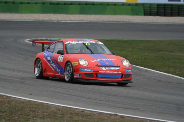 Online Leasing gibt Gas - Mit eigenem Team beim Porsche Carrera Cup 2008 Bild: Online Leasing gibt Gas - Mit eigenem Team beim Porsche Carrera Cup 2008