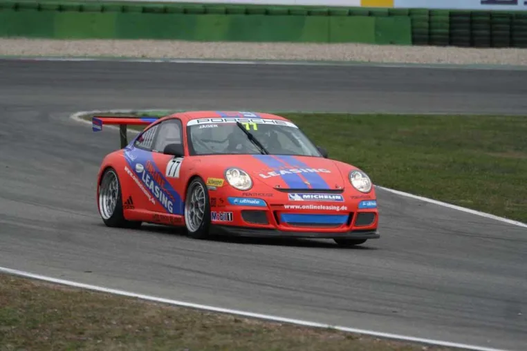 Online Leasing gibt Gas - Mit eigenem Team beim Porsche Carrera Cup 2008 Bild: Online Leasing gibt Gas - Mit eigenem Team beim Porsche Carrera Cup 2008