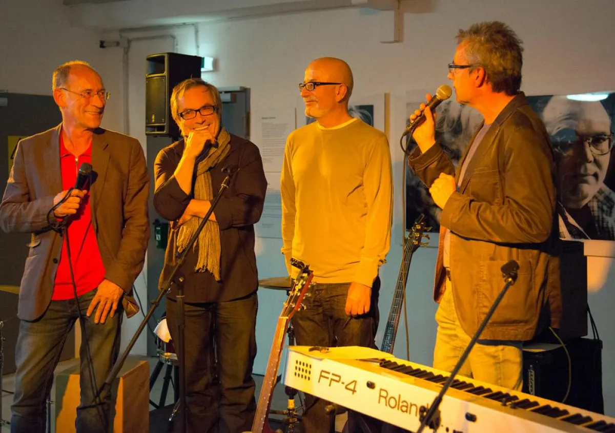 Frank Paul Kistner (2.v.l.) bei der Vernissage in Fellbach (Bild: Sander Pitl)