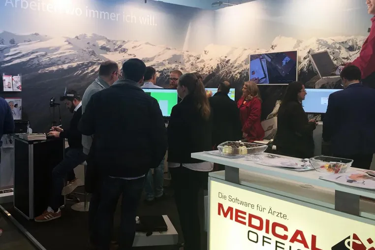 Bild: Reger Austausch am INDAMED-Messestand