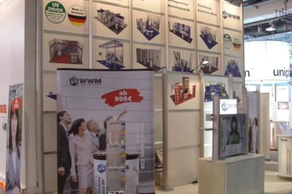 Bild: WWM auf der EMEX 2009 - Besucher können sich am Demonstrator-Table selbst vom Messesystem überzeugen