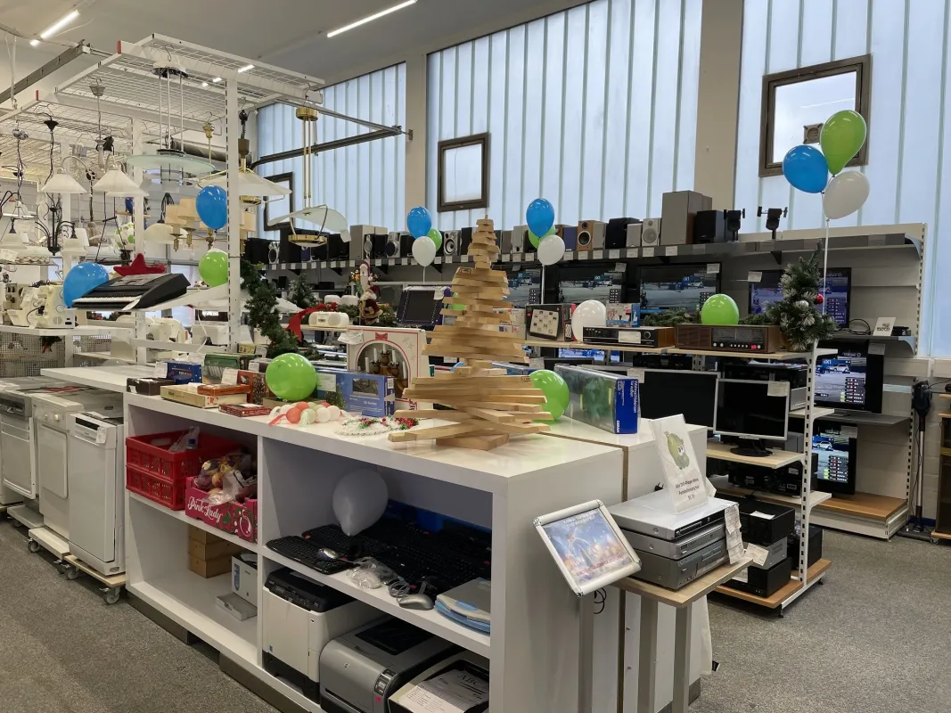 Gut sortiert und hell: der neue Verkaufsraum von relectro im Marburger Gebrauchtwarenkaufhaus. (© Praxis GmbH)