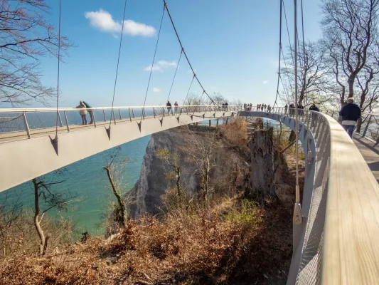 Der Skywalk Königsstuhl – Besuchermagnet im Nationalpark Jasmund. Bild: Der Skywalk Königsstuhl – Besuchermagnet im Nationalpark Jasmund.