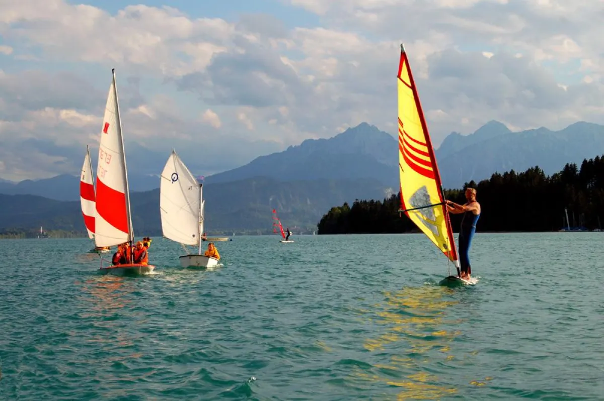 Abwechslungsreiche Ferien: Surf- und Segelkurse für Kinder und Jugendliche am Fuß der Alpen