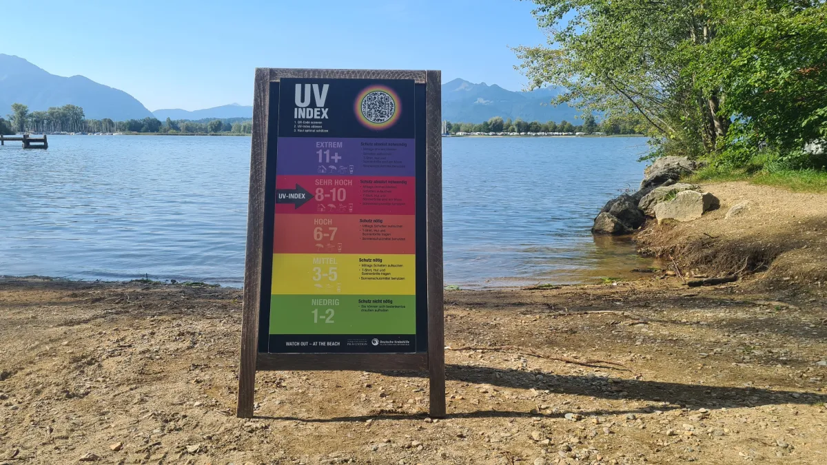 UV-Index-Tafel am Chiemsee bei PARKER OUTDOOR (© Deutsche Krebshilfe)